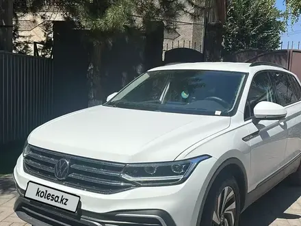 Volkswagen Tiguan 2022 года за 13 500 000 тг. в Алматы – фото 2