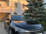 Hyundai Elantra 2019 года за 7 700 000 тг. в Актобе – фото 2