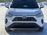 Toyota RAV4 2021 годаfor13 900 000 тг. в Актобе – фото 2