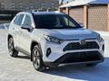 Toyota RAV4 2021 года за 13 900 000 тг. в Актобе – фото 3