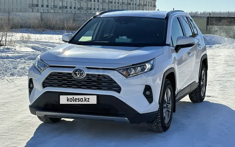 Toyota RAV4 2021 года за 13 900 000 тг. в Актобе