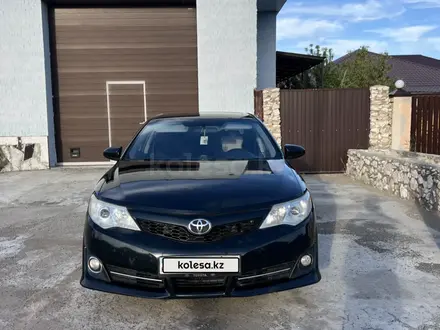 Toyota Camry 2014 года за 8 000 000 тг. в Атырау – фото 2