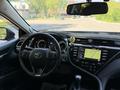 Toyota Camry 2018 года за 13 300 000 тг. в Алматы – фото 10