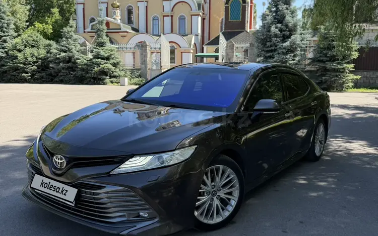 Toyota Camry 2018 года за 13 300 000 тг. в Алматы