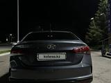 Hyundai Accent 2021 года за 8 100 000 тг. в Караганда – фото 2
