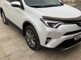 Toyota RAV4 2018 года за 13 200 000 тг. в Жанаозен – фото 3