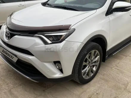 Toyota RAV4 2018 года за 13 200 000 тг. в Жанаозен – фото 2