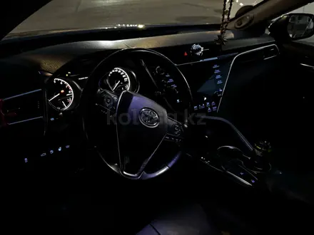Toyota Camry 2018 года за 11 500 000 тг. в Костанай – фото 15