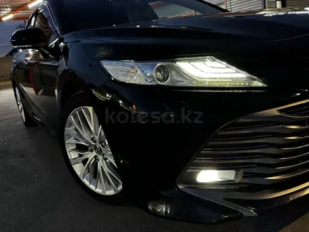 Toyota Camry 2018 года за 11 500 000 тг. в Костанай – фото 16