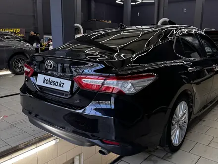 Toyota Camry 2018 года за 11 500 000 тг. в Костанай – фото 2