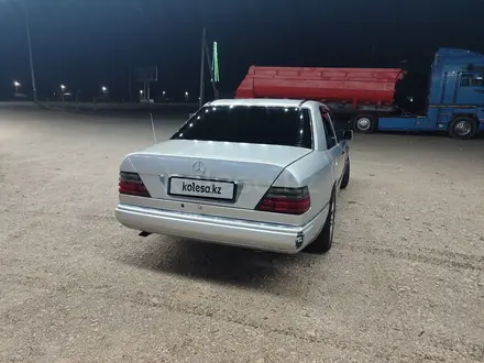 Mercedes-Benz E 220 1994 года за 2 000 000 тг. в Жанакорган – фото 3