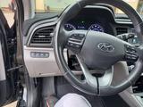 Hyundai Elantra 2019 года за 8 650 000 тг. в Уральск – фото 5