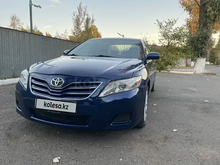 Toyota Camry 2010 года за 7 330 000 тг. в Уральск – фото 2