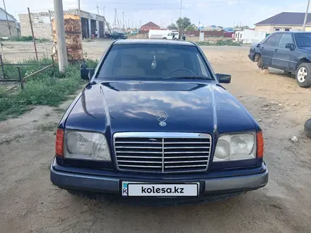 Mercedes-Benz E 200 1993 года за 1 000 000 тг. в Актобе – фото 4