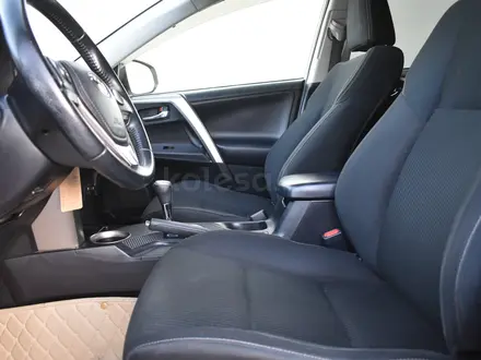 Toyota RAV4 2015 года за 9 300 000 тг. в Атырау – фото 17