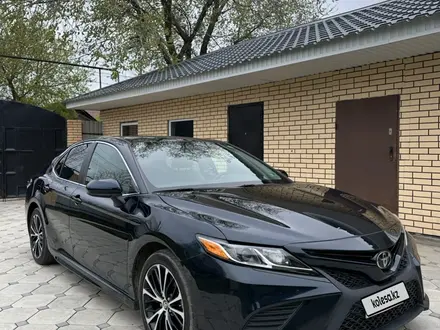 Toyota Camry 2019 года за 9 500 000 тг. в Уральск – фото 2