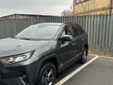 Toyota RAV4 2020 года за 11 100 000 тг. в Атырау – фото 2