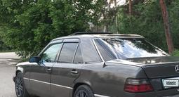 Mercedes-Benz E 220 1993 года за 2 350 000 тг. в Алматы – фото 4