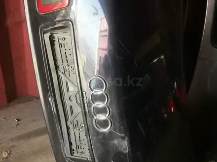 Крышка багажника ауди а8 за 30 000 тг. в Алматы