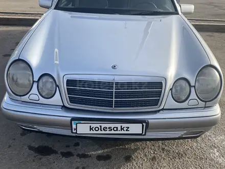 Mercedes-Benz E 200 1997 года за 2 500 000 тг. в Астана