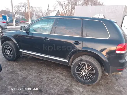 Volkswagen Touareg 2004 года за 4 000 000 тг. в Актобе – фото 2