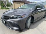 Toyota Camry 2022 года за 12 990 000 тг. в Атырау