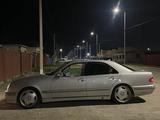 Mercedes-Benz E 240 2000 года за 4 700 000 тг. в Атырау – фото 2