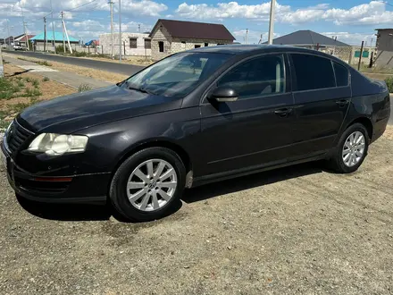 Volkswagen Passat 2006 года за 3 000 000 тг. в Атырау – фото 2