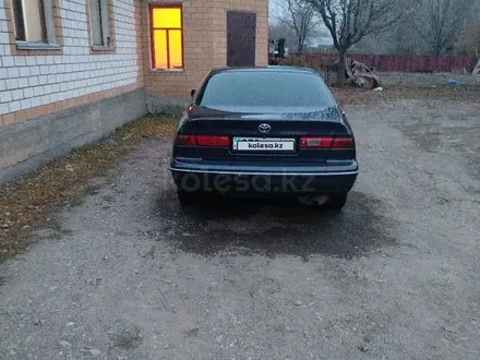 Toyota Camry 1998 года за 3 500 000 тг. в Семей – фото 5