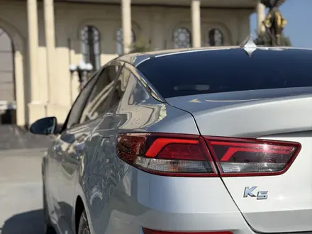 Kia K5 2021 года за 9 200 000 тг. в Алматы – фото 26