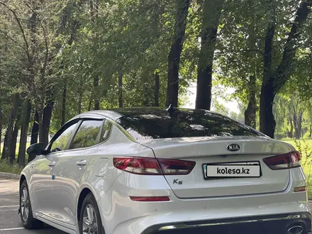 Kia K5 2021 года за 9 200 000 тг. в Алматы – фото 47