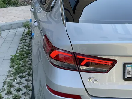 Kia K5 2021 года за 9 200 000 тг. в Алматы – фото 61