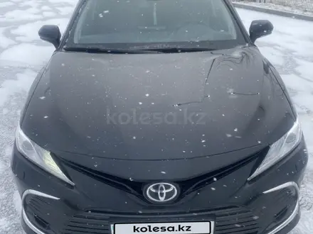 Toyota Camry 2021 года за 24 500 000 тг. в Павлодар – фото 2