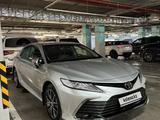 Toyota Camry 2023 года за 20 500 000 тг. в Алматы – фото 2