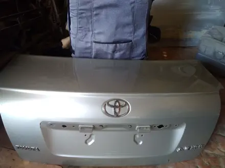 Крышка багажника тойота авенсис за 35 000 тг. в Алматы