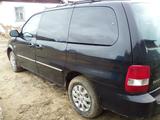 Kia Carnival 2003 года за 3 800 000 тг. в Уральск – фото 2