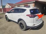 Toyota RAV4 2018 года за 9 300 000 тг. в Актобе – фото 3