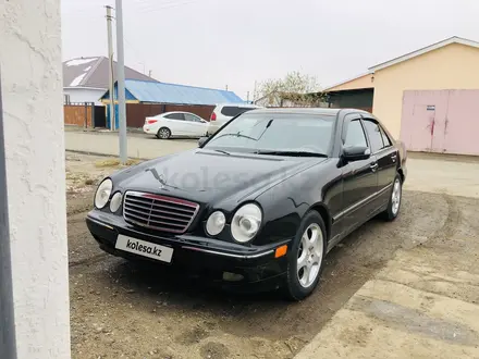 Mercedes-Benz E 320 2000 года за 4 800 000 тг. в Атырау – фото 2