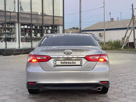 Toyota Camry 2020 года за 11 300 000 тг. в Атырау – фото 4