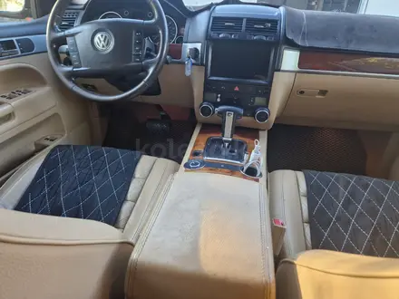 Volkswagen Touareg 2006 года за 5 300 000 тг. в Астана – фото 2