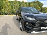 Toyota RAV4 2020 года за 15 500 000 тг. в Актау – фото 3