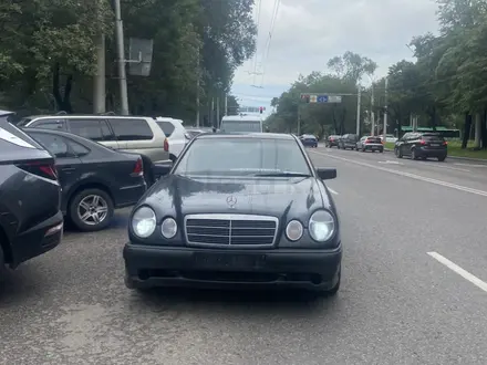 Mercedes-Benz E 320 1998 года за 3 000 000 тг. в Алматы – фото 2