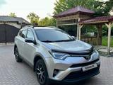 Toyota RAV4 2017 года за 11 500 000 тг. в Астана – фото 2
