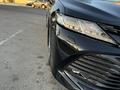 Toyota Camry 2021 года за 13 600 000 тг. в Актобе – фото 2
