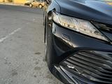 Toyota Camry 2021 года за 13 800 000 тг. в Актобе – фото 2