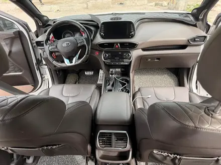 Hyundai Santa Fe 2020 года за 11 700 000 тг. в Алматы – фото 7