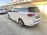 Kia Carnival 2017 года за 13 500 000 тг. в Сатпаев – фото 4