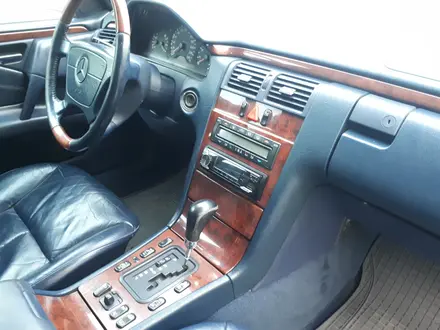 Mercedes-Benz E 240 1998 года за 3 900 000 тг. в Караганда – фото 7