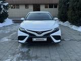 Toyota Camry 2021 года за 14 300 000 тг. в Алматы – фото 3