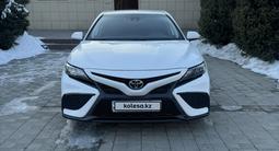 Toyota Camry 2021 года за 14 300 000 тг. в Алматы – фото 3